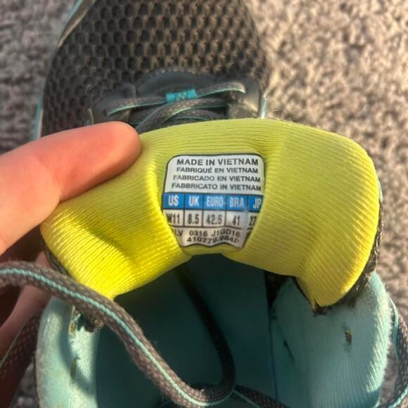 Blue and yellow mizuno - Picture 8 of 8